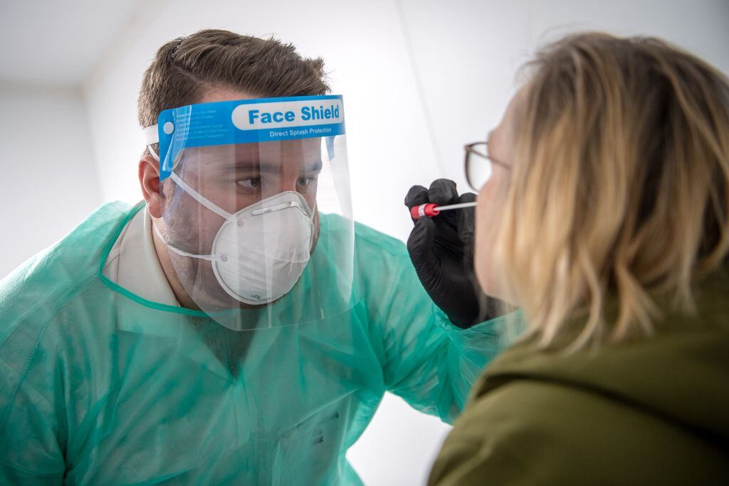 Trabajador de la salud realiza un test del Covid-19 en Alemania