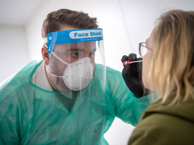 Trabajador de la salud realiza un test del Covid-19 en Alemania