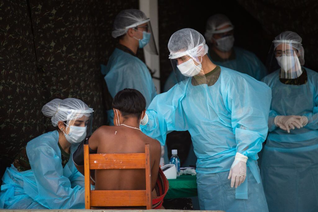 Trabajadores de la salud realizan exámenes a una comunidad indígena en Roraima