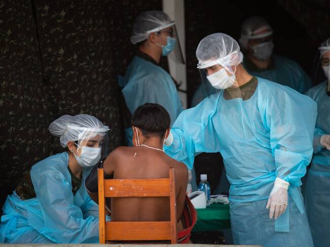 Trabajadores de la salud realizan exámenes a una comunidad indígena en Roraima