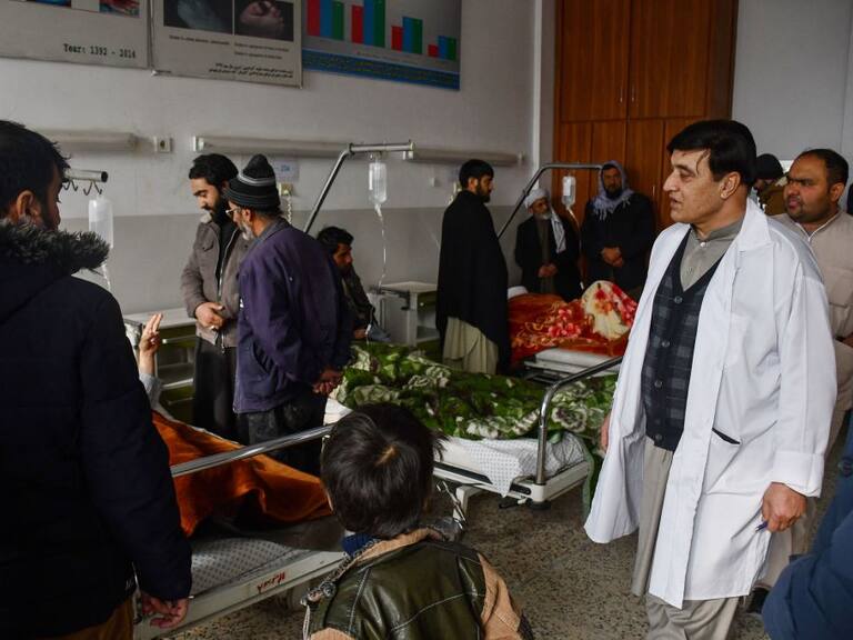 Médico ve la condición de los pacientes tras una explosión en Afganistán