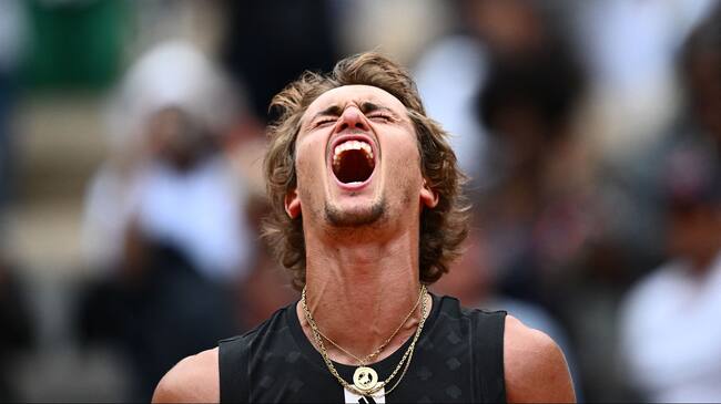 Alexander Zverev remonta ante Sebastián Báez en Roland Garros