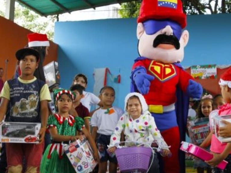 Gobierno de Venezuela entrega miles de juguetes a niños y niñas inspirados en Nicolás Maduro para Navidad
