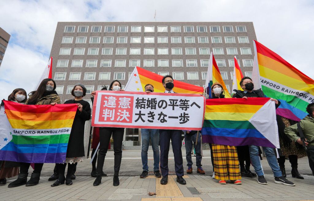 Activistas LGBT+ celebran el fallo ante los tribunales de Sapporo