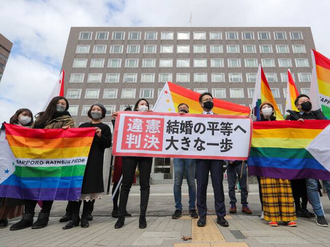 Activistas LGBT+ celebran el fallo ante los tribunales de Sapporo