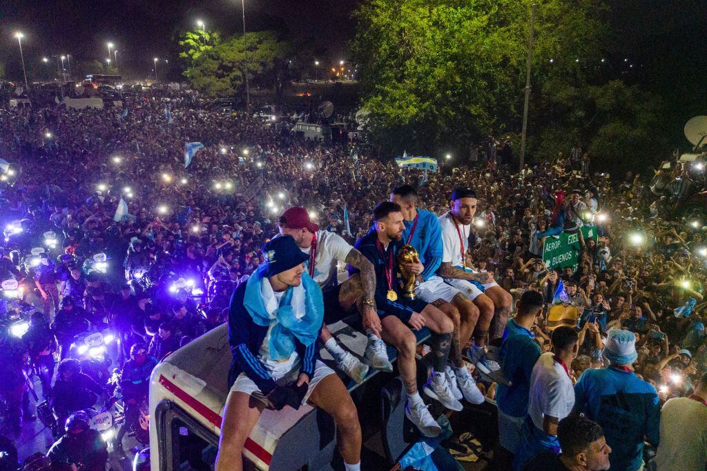 Lionel Messi y Ángel Di María festejan arriba del bus en Buenos Aires