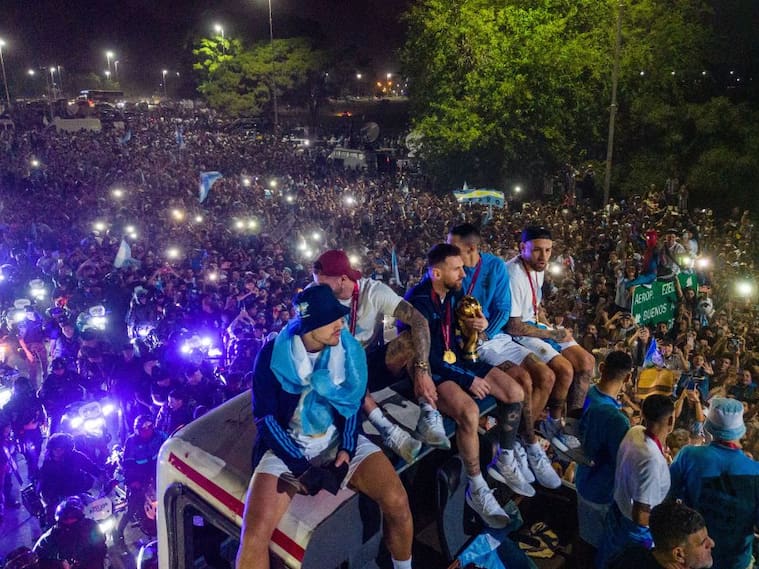 Lionel Messi y Ángel Di María festejan arriba del bus en Buenos Aires