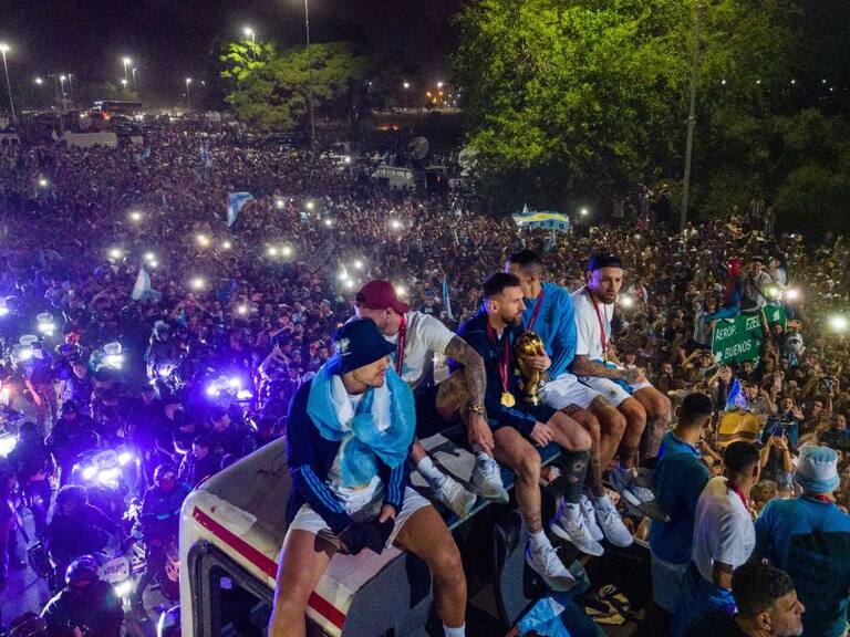 Lionel Messi y Ángel Di María festejan arriba del bus en Buenos Aires