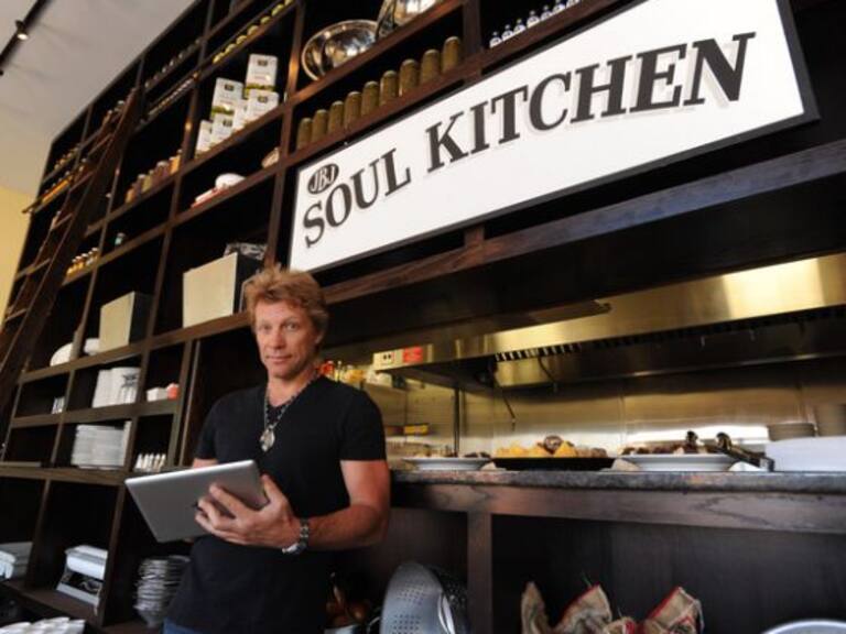 Jon Bon Jovi y su esposa abrieron sus restaurantes comunitarios para ayudar a los más afectados por la pandemia
