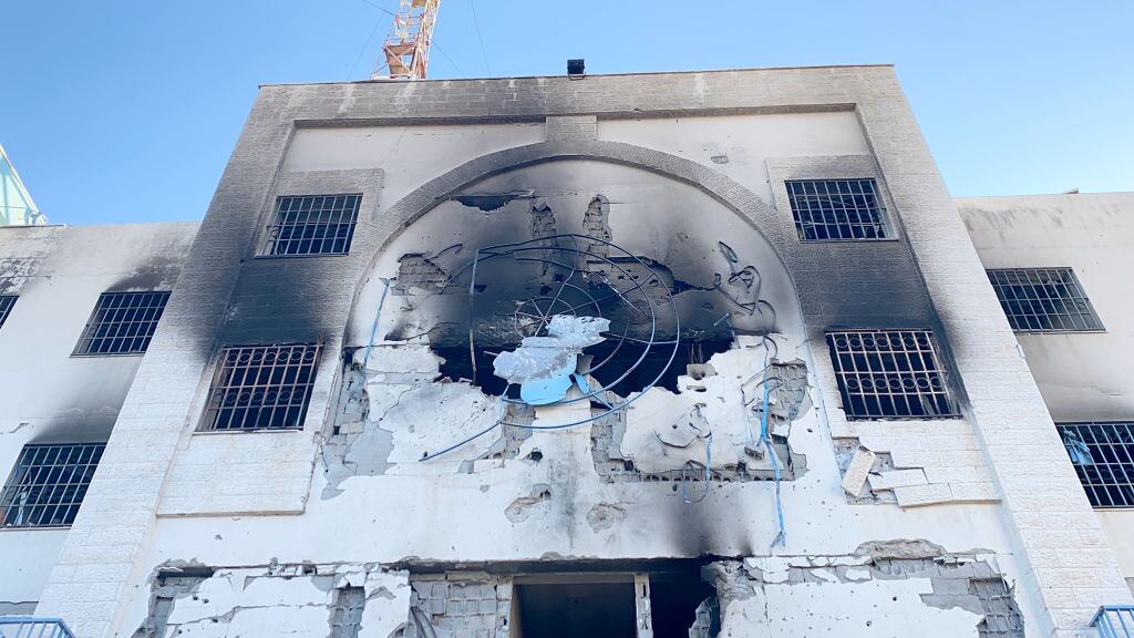 Las fuerzas armadas de Israel atacaron y destruyeron la sede de la UNRWA en la Franja de Gaza en Palestina.
