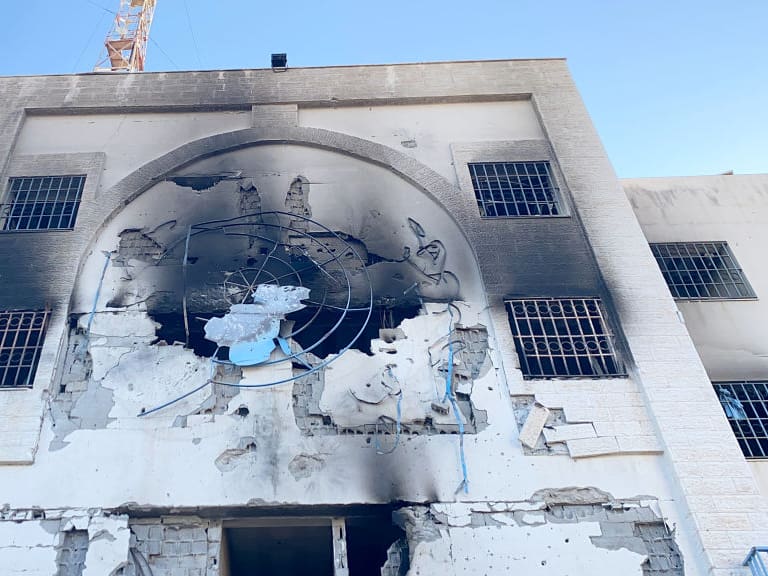 Las fuerzas armadas de Israel atacaron y destruyeron la sede de la UNRWA en la Franja de Gaza en Palestina.