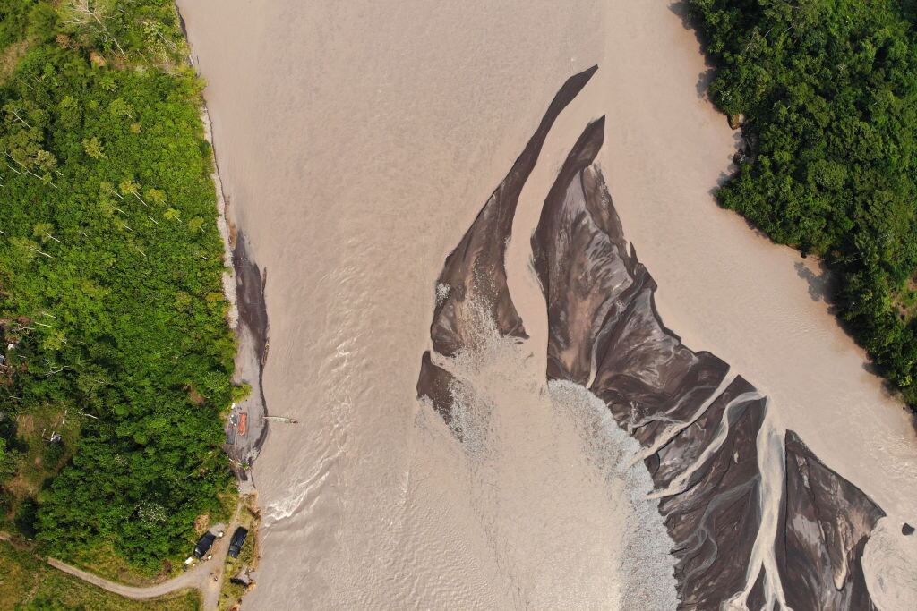 Una fotografía aérea de un río contaminado en Ecuador.