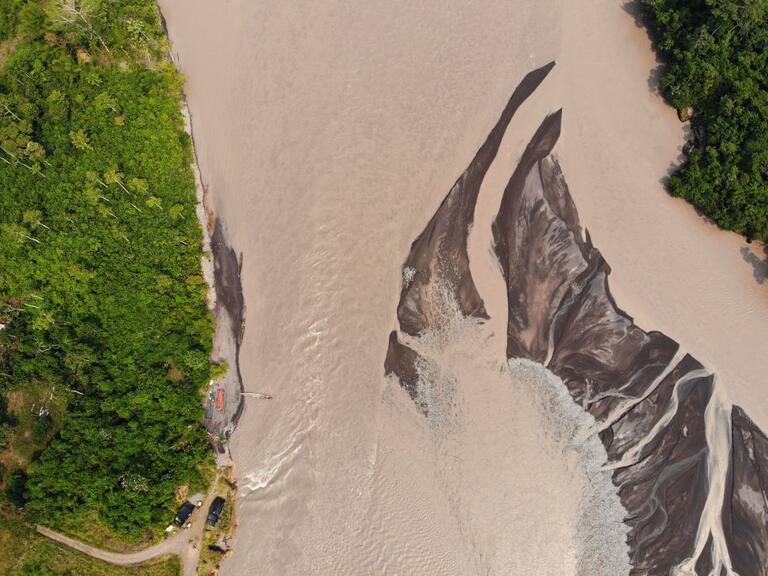 Una fotografía aérea de un río contaminado en Ecuador.