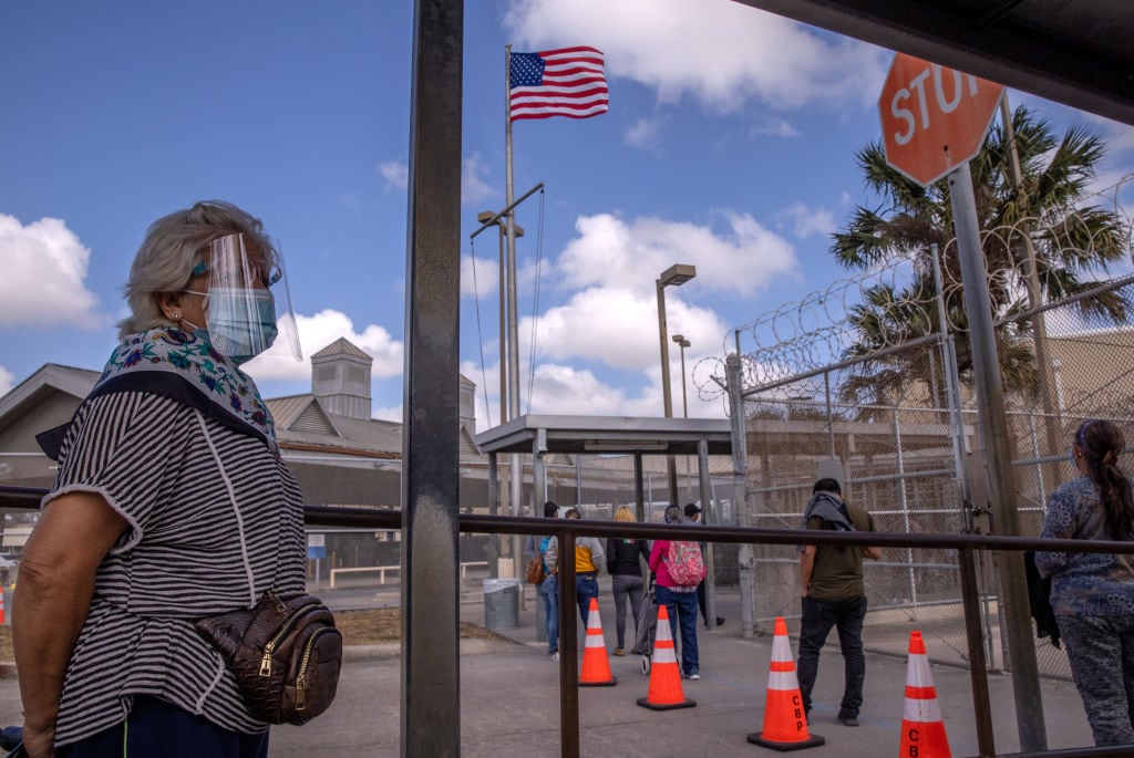 Una fila de migrantes intentan llegar a EEUU
