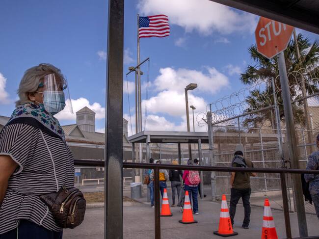 Una fila de migrantes intentan llegar a EEUU