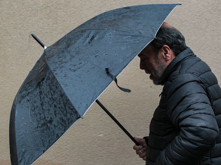 Santiaguinos reportan caída de lluvia en diversas comunas de la región Metropolitana