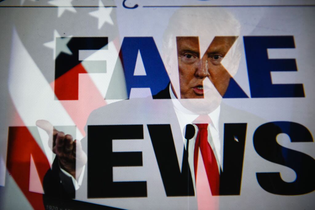 Imagen que fusiona a Donald Trump con un logo de noticias falsas