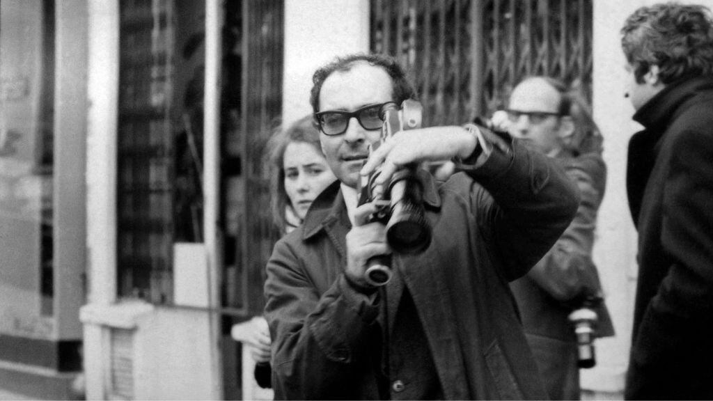 Godard, cámara en mano, graba una manifestación en Francia hacia mitad de los sesenta. / Getty Images.