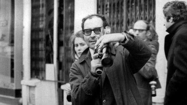 Godard, cámara en mano, graba una manifestación en Francia hacia mitad de los sesenta. / Getty Images.