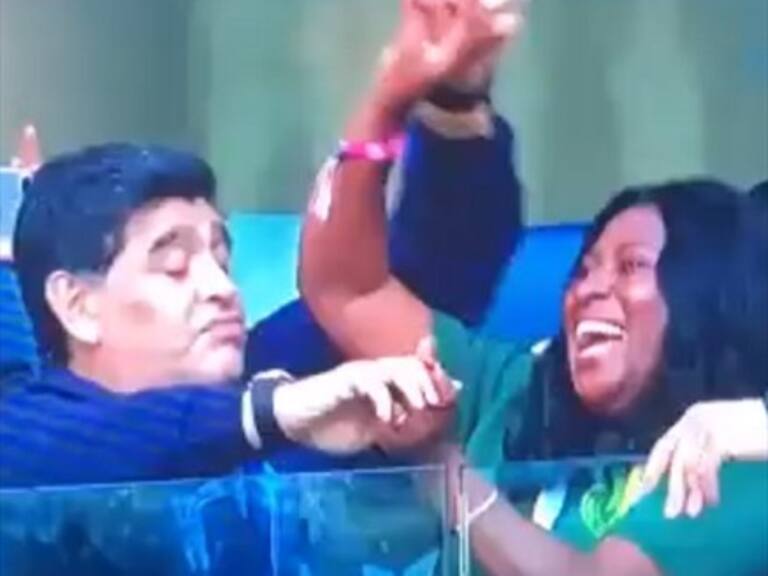 Desatado: Maradona bailó con una nigeriana una canción de Damas Gratis