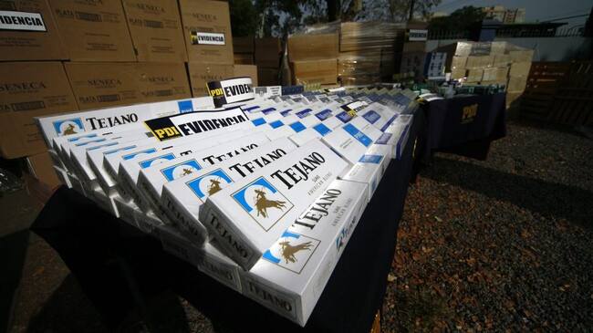30 de Marzo 2016/SANTIAGOPersonal de la PDI junto a aduanas Incautaron en una bodega de Quilicura mas de 32 mil cartones de cigarrillos que se comercializaban como contrabando y que tenían procedencia koreana, china y paraguaya, ademas de gran cantidad de medicamentos que se comercializaban en ferias libres
FOTOS: FRANCISCO CASTILLO D./AGENCIAUNO
