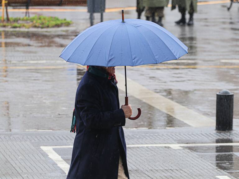 Sistema frontal llegará a la zona central: ¿Cuánto lloverá en Santiago y Valparaíso el fin de semana?