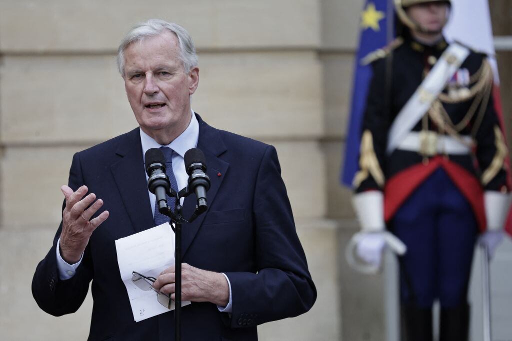 El recién nombrado primer ministro de Francia, Michel Barnier, habla ante la prensa en París