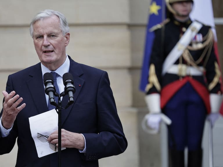 El recién nombrado primer ministro de Francia, Michel Barnier, habla ante la prensa en París
