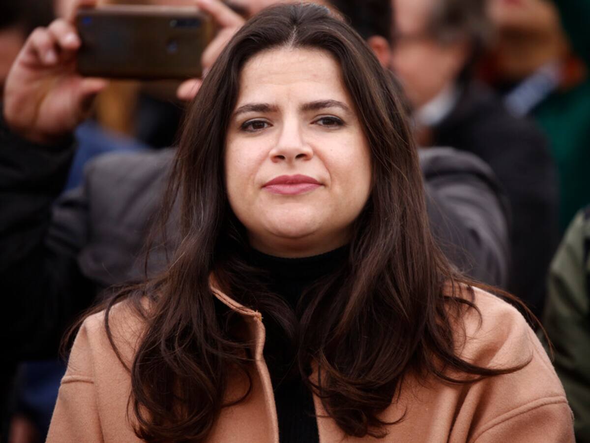 Ministra de la Mujer se retracta y asegura que la expareja de Jordhy Thompson seguirá con el juicio en contra del futbolista