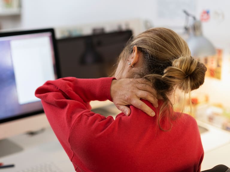 Alerta por el “Tech Neck”: La fórmula simple para combatir el dolor de cuello y espalda por el “home office”