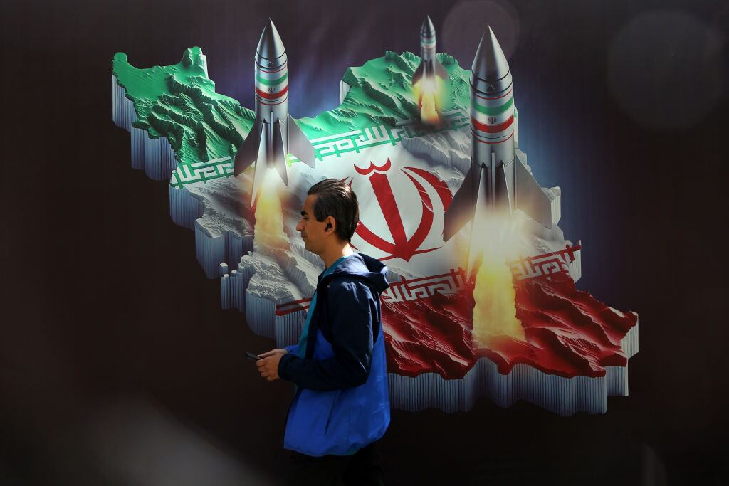 Una persona camina frente a un mural de una calle de la ciudad de Teherán, luego que Irán fuera atacado con drones.