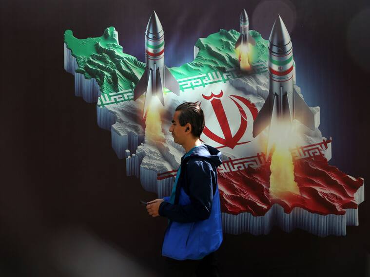 Una persona camina frente a un mural de una calle de la ciudad de Teherán, luego que Irán fuera atacado con drones.