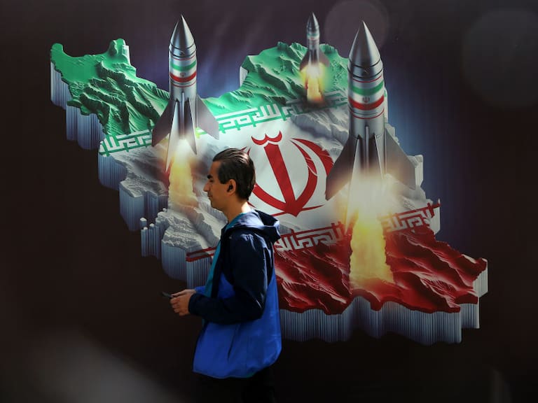Una persona camina frente a un mural de una calle de la ciudad de Teherán, luego que Irán fuera atacado con drones.