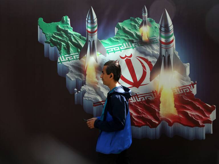 Una persona camina frente a un mural de una calle de la ciudad de Teherán, luego que Irán fuera atacado con drones.