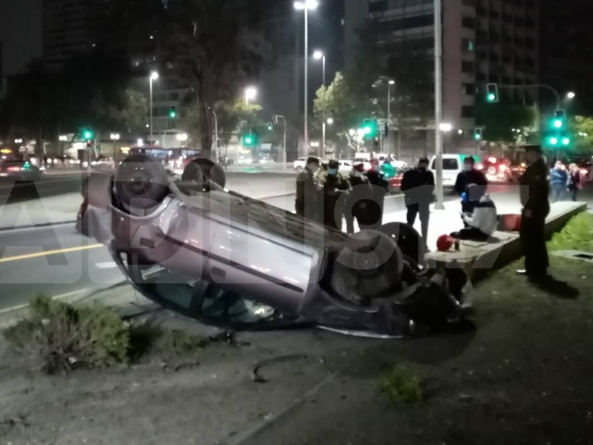 Vehículo se volcó en Plaza Baquedano: conductor resultó ileso