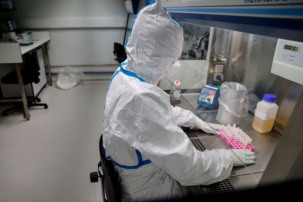 Científicos estudian muestras del Covid-19 en un laboratorio de Francia