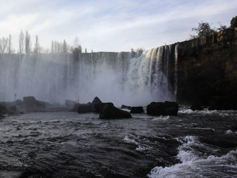 mujer muere tras caer al Salto del Laja