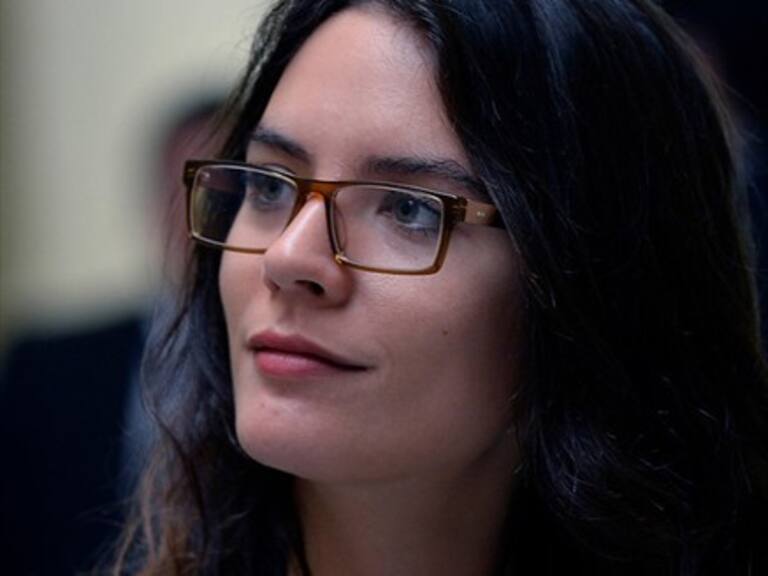 Sonríe Camila Vallejo: Amigo secreto le regaló un Audi