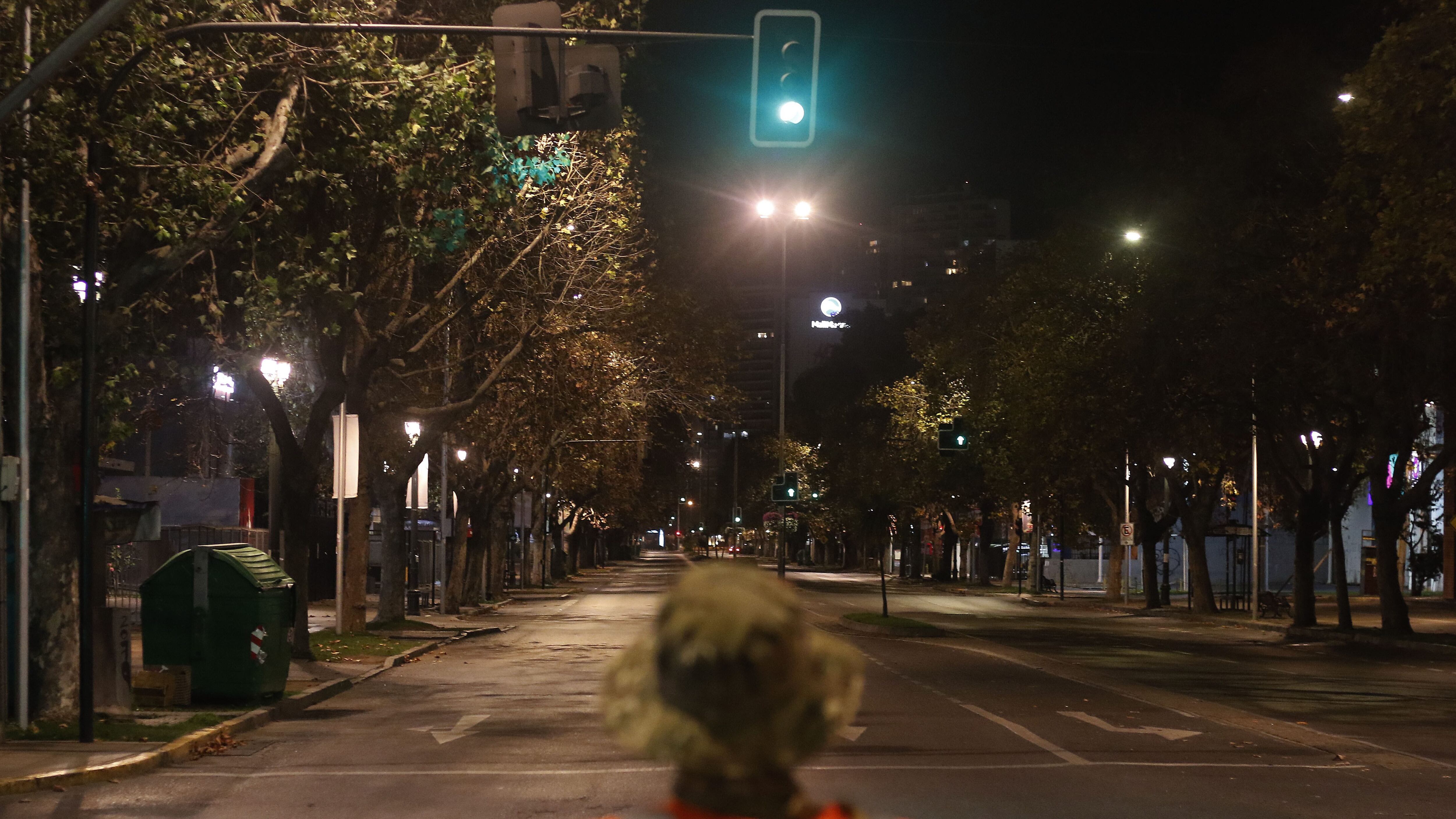 23 DE MARZO DE 2020/VALPARAISOUn efectivo militar en un puesto de control en la avenida Libertad con 8 Norte en Viña del Mar, durante la segunda noche de toque de queda en el marco del estado de catastrofe por el Coronavirus.
FOTO: LEONARDO RUBILAR CHANDIA/AGENCIAUNO