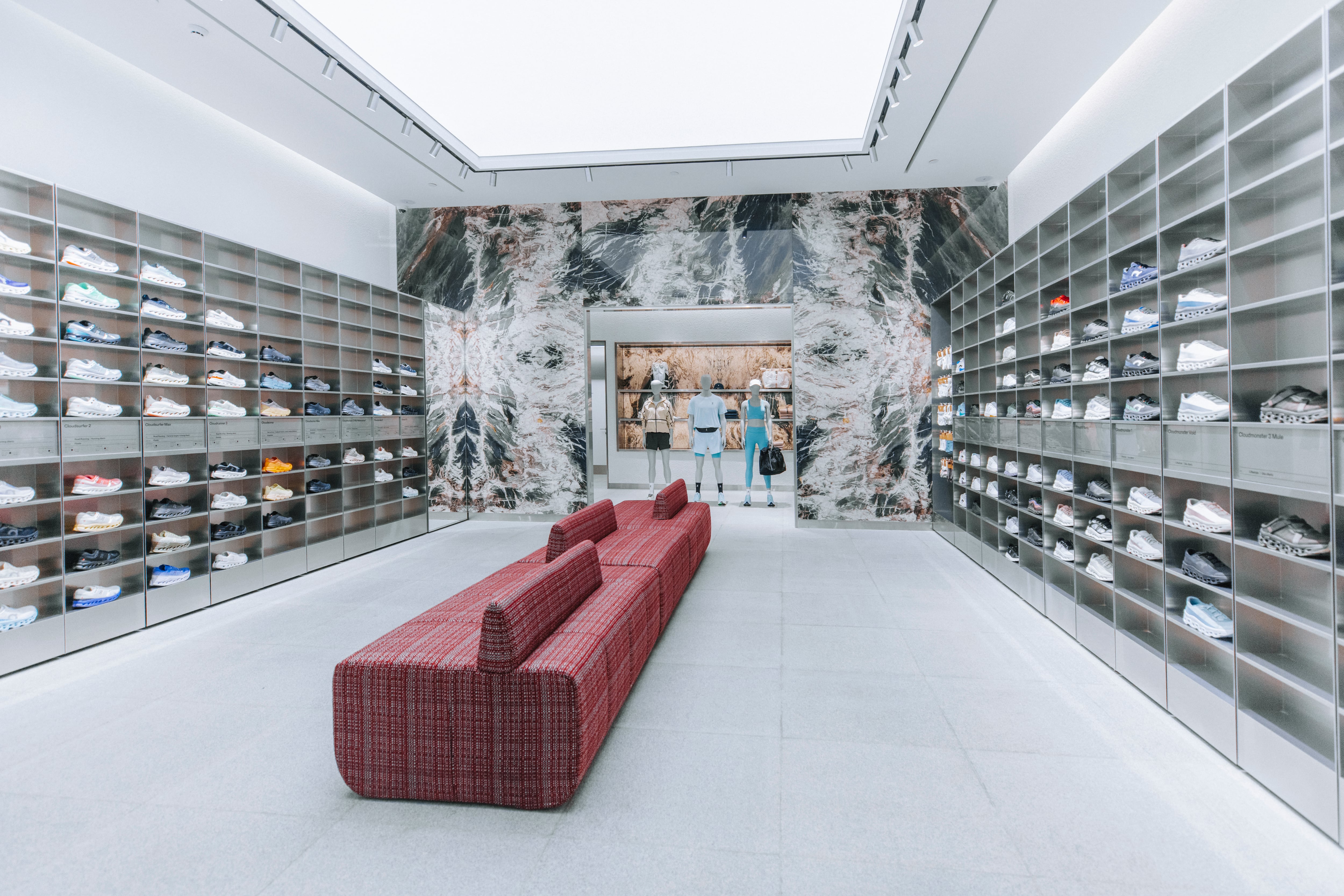 Reconocida marca suiza amplía su apuesta por Chile: abre nueva tienda en centro comercial y estrena inédito espacio para runners