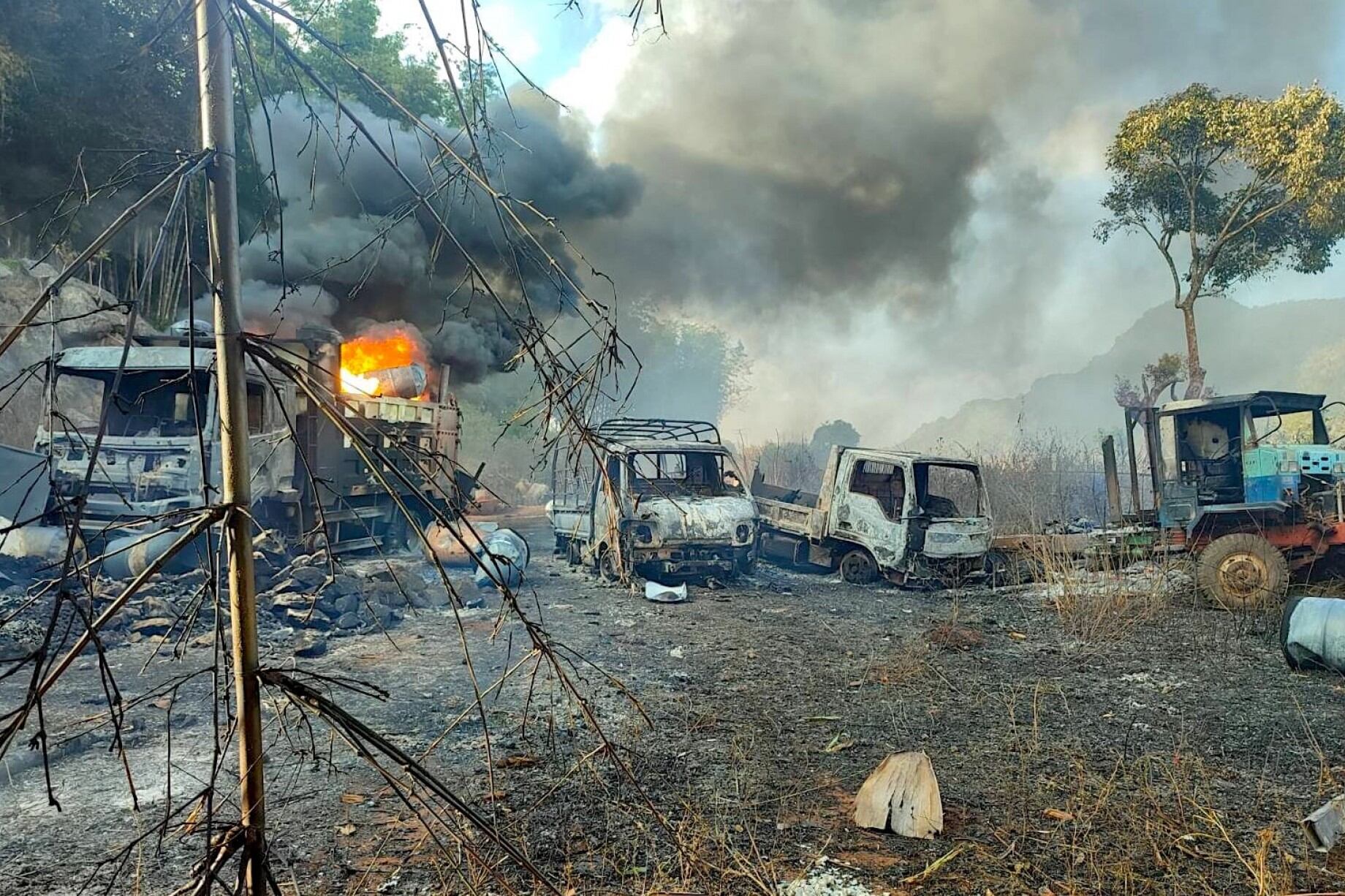 La destrucción de los vehículos quemados con personas en Myanmar