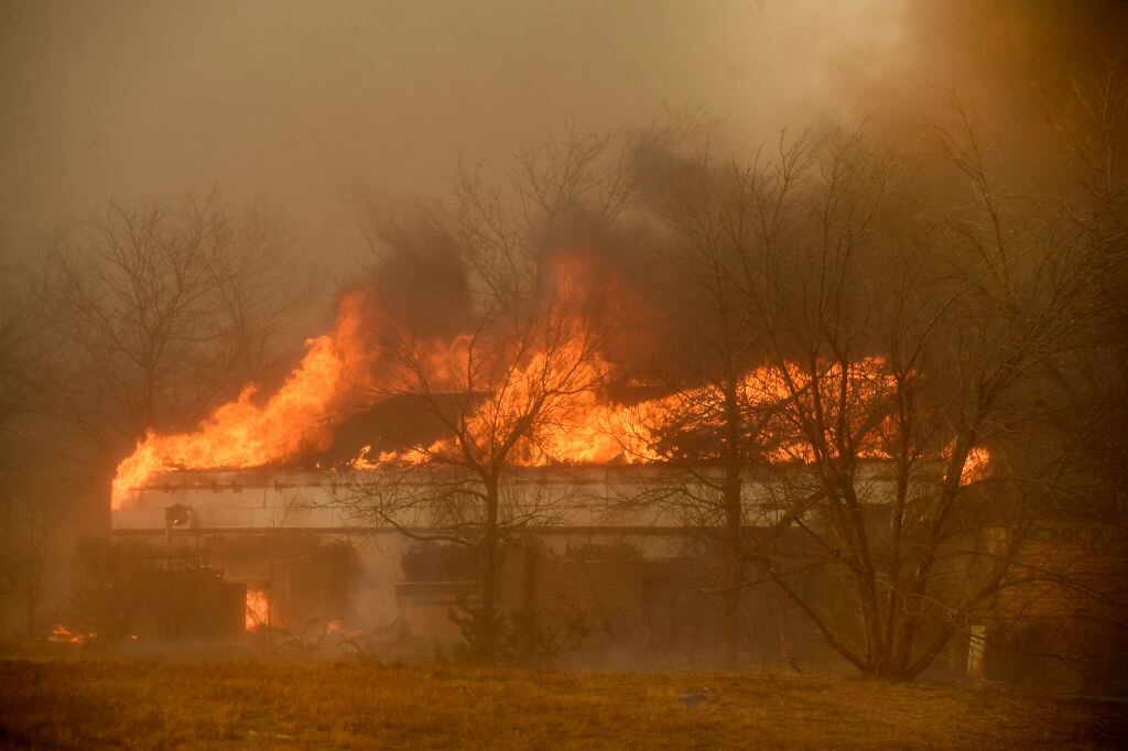 El fuego arrasa con las viviendas en un barrio de Louisville