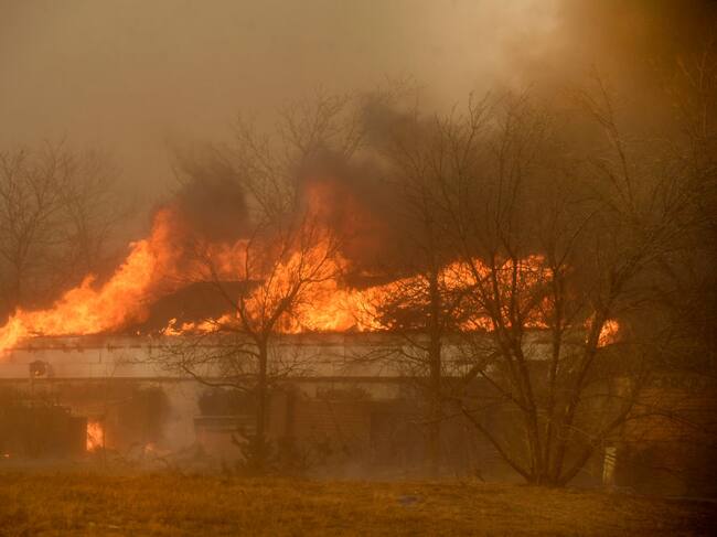 El fuego arrasa con las viviendas en un barrio de Louisville