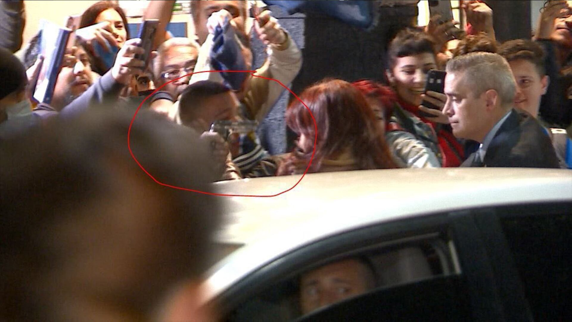 El momento en que un sujeto intenta disparar contra Cristina Fernández