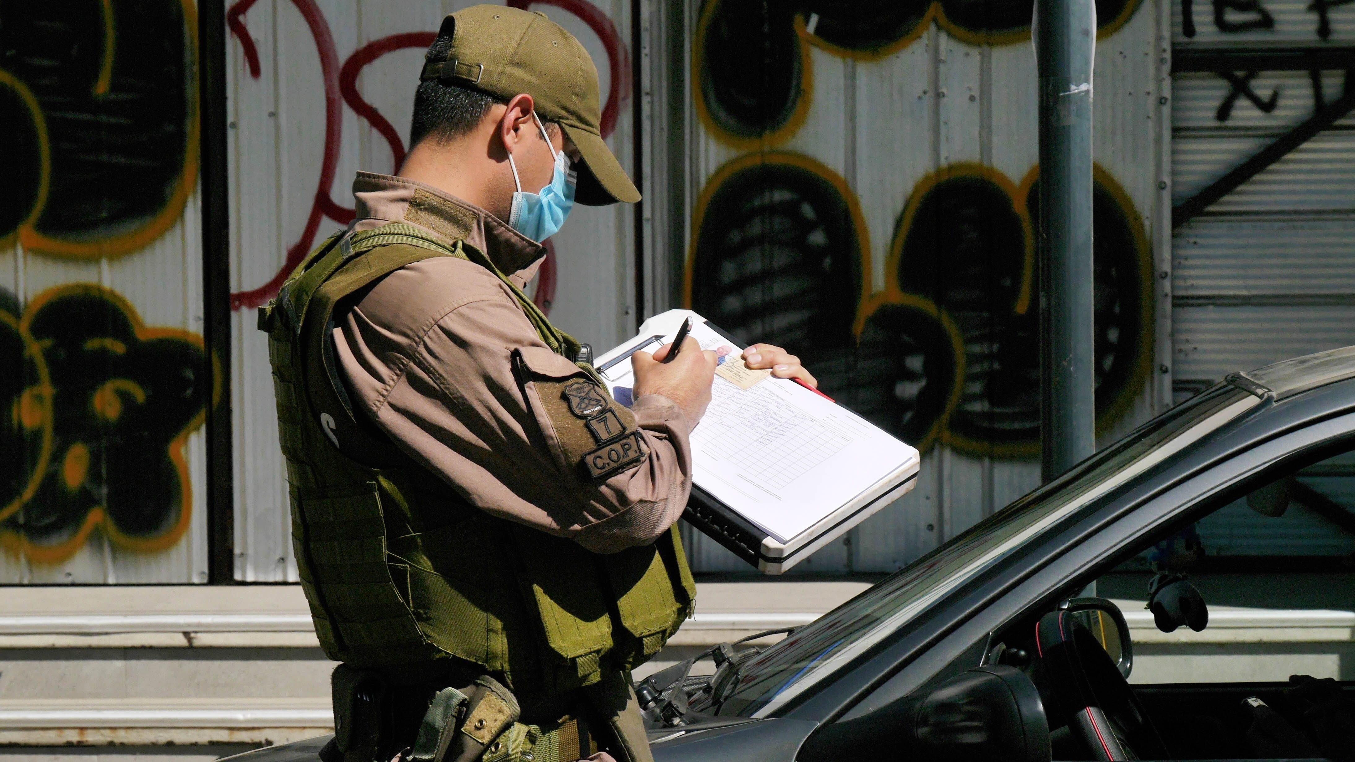 18 DE MARZO 2021 /QUILPUE Personal de carabineros fiscalizan un automovil durante la cuarentena total en la ciudad de Quilpué Región de Valparaiso.
FOTO : SANTIAGO MORALES /AGENCIA UNO
