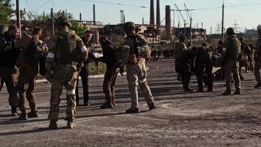 Integrantes de Batallón de Azov se rinden ante las fuerzas rusas en Mariúpol