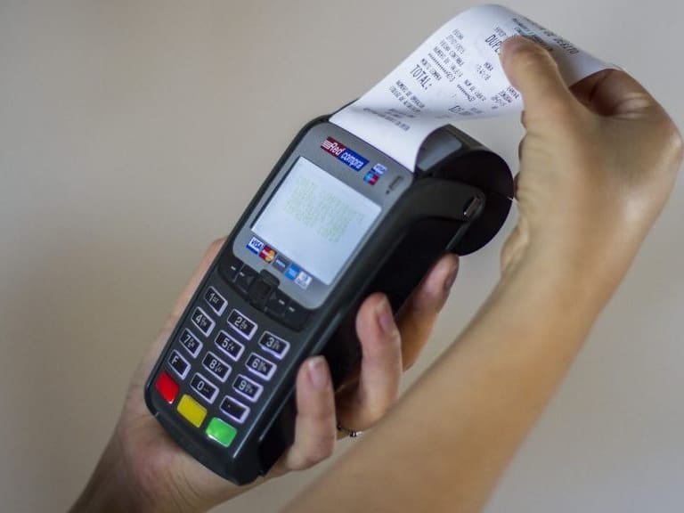 27 de Enero de 2015/SANTIAGOEl Servicio de Impuestos Internos (SII) convirtió el Voucher o vale entregado por la máquina de pago o POS en una la boleta que se deberá entregar al comprador en todas las transacciones a través de medios electrónicos.
FOTO:DAVID CORTES SEREY/AGENCIAUNO.