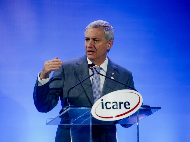 Con críticas al Gobierno y guiños a sus eventuales ministros: José Antonio Kast participó del encuentro en Icare