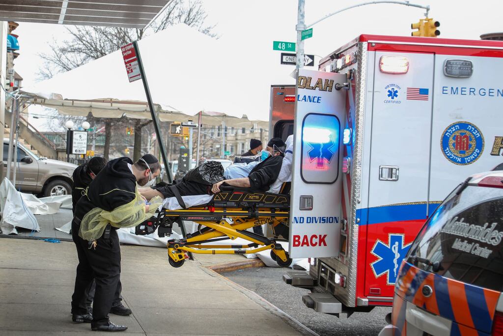 Un paciente estadounidense es llevado a un hospital en la ciudad de Nueva York
