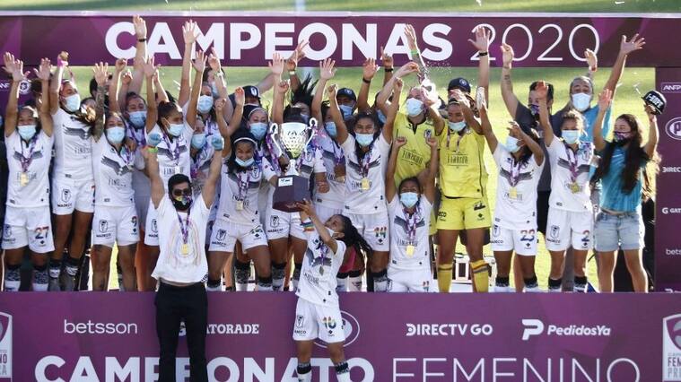 20 DE DICIEMBRE DE 2020/VIÑA DEL MARJugadoras de Santiago Morning en festejo del campeonato, durante el partido valido por el Campeonato Femenino de Primera 2020, entre Santiago Morning y Universidad de Chile, disputado en el Estadio Sausalito.
FOTO: LEONARDO RUBILAR CHANDIA/AGENCIAUNO